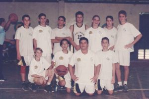 Uno de los integrantes del equipo de baloncesto del año 1999 es ahora nuestro coach de baloncesto