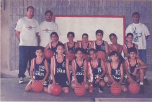 El equipo de baloncesto de escuela en el año 1999. ¡Que buen equipo!