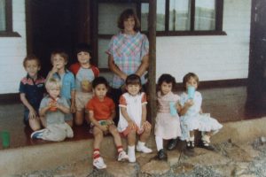 El primer grupo de estudiantes de 1986 que se convirtió en primer grado en el año 1988