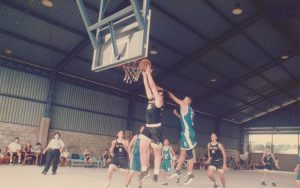 Buenísima foto tomada durante un partido de baloncesto en el año 1998