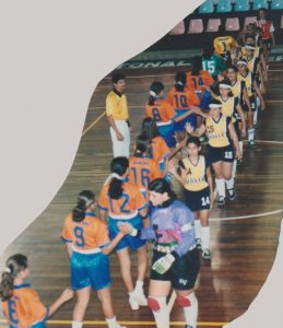 Perfecta foto del equipo de fútbol sala de la Escuela Del Valle del año 1999 previo a su encuentro