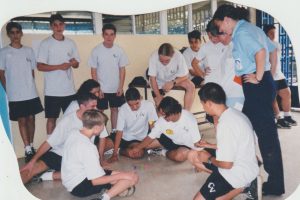 En 1999 estudiantes del colegio jugando juegos tradicionales.